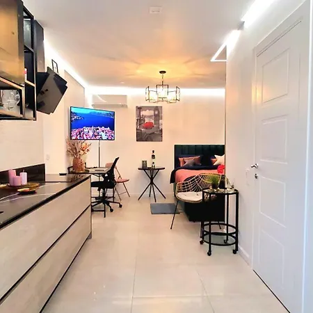 Apart-terrace On Baker Street