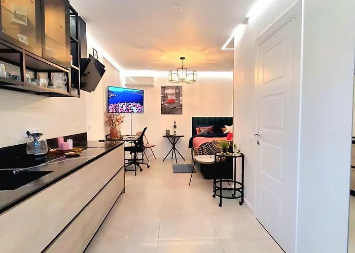 Apart-terrace On Baker Street